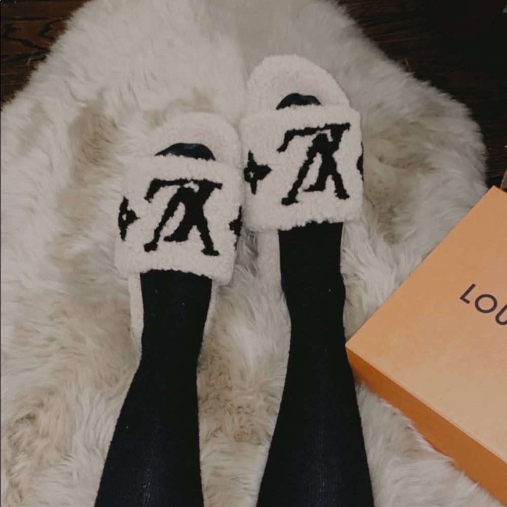 BNIB Rare Louis Vuitton Bom Dia Flat Mule Teddy Sherpa